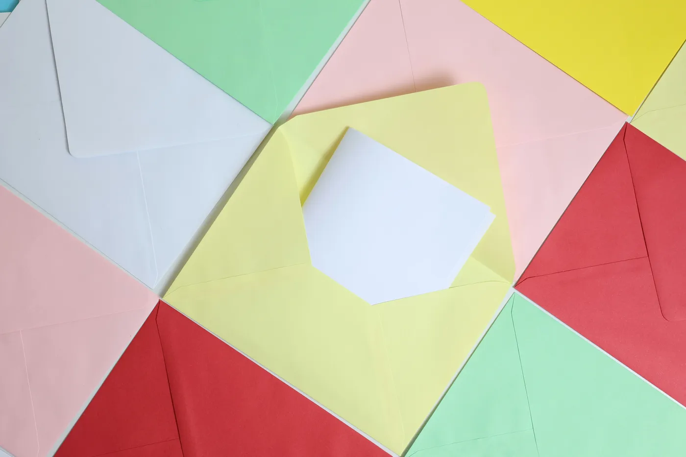 Plicuri în culori pastel, unul dintre ele deschis